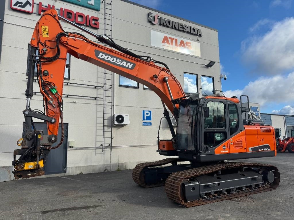 Doosan DX180LC-5 PYÖRITTÄJÄLLÄ - Lánctalpas kotró: 2 kép. Doosan DX180LC-5 PYÖRITTÄJÄLLÄ - Lánctalpas kotró: 2 kép.