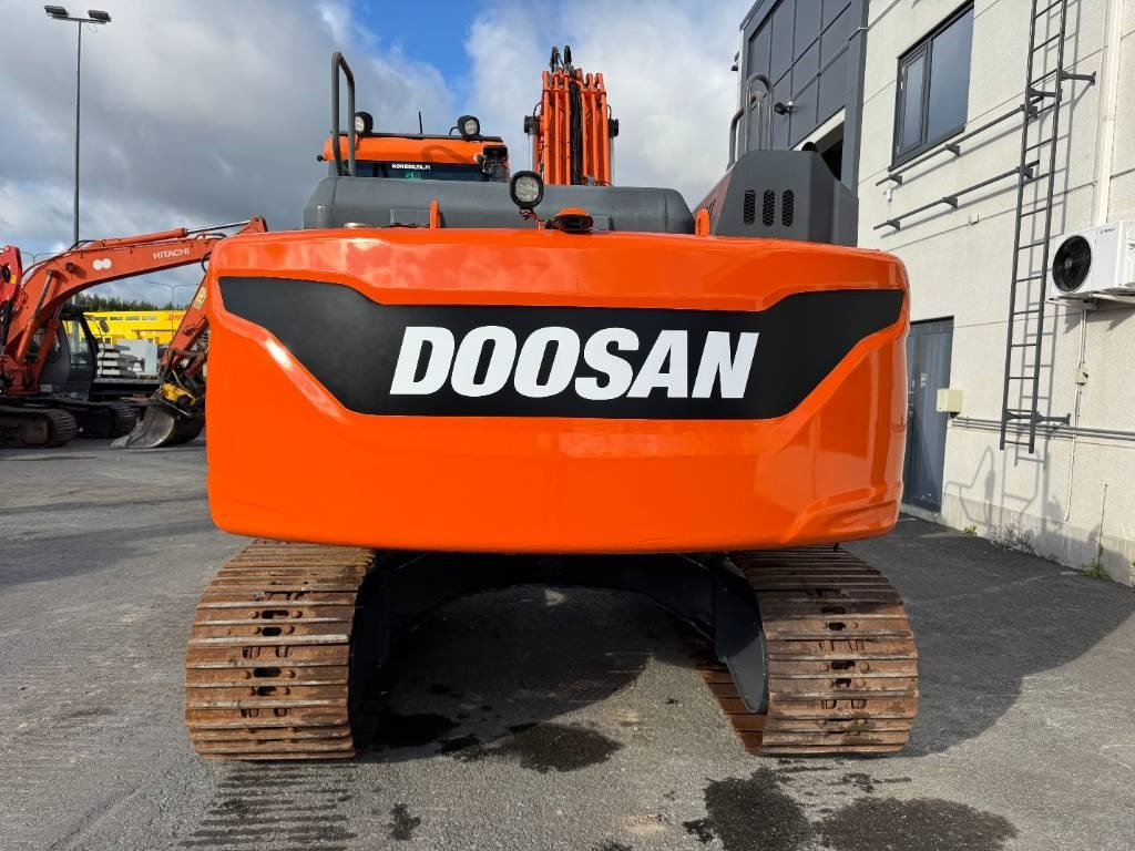 Doosan DX180LC-5 PYÖRITTÄJÄLLÄ - Lánctalpas kotró: 4 kép. Doosan DX180LC-5 PYÖRITTÄJÄLLÄ - Lánctalpas kotró: 4 kép.