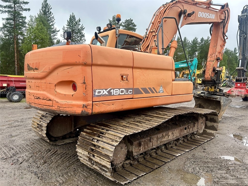 Doosan DX180LC PYÖRITTÄJÄLLÄ - Lánctalpas kotró: 4 kép. Doosan DX180LC PYÖRITTÄJÄLLÄ - Lánctalpas kotró: 4 kép.