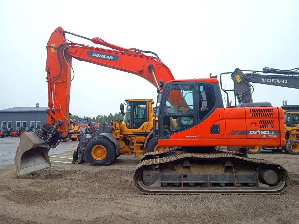 Doosan DX180LCH-3 HIGH TRACK, KALLISTAJALLA - Lánctalpas kotró: 1 kép. Doosan DX180LCH-3 HIGH TRACK, KALLISTAJALLA - Lánctalpas kotró: 1 kép.