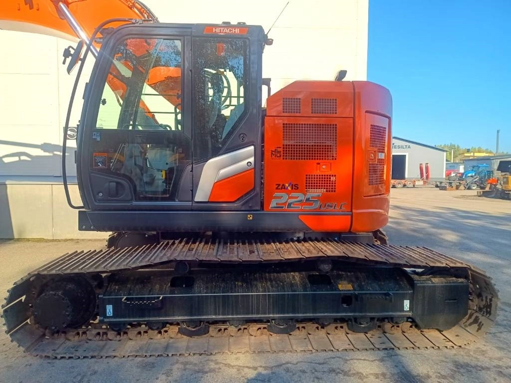 Hitachi MYYTY! SOLD! ZX225USLC-7 -STAGE V- - Lánctalpas kotró: 2 kép. Hitachi MYYTY! SOLD! ZX225USLC-7 -STAGE V- - Lánctalpas kotró: 2 kép.