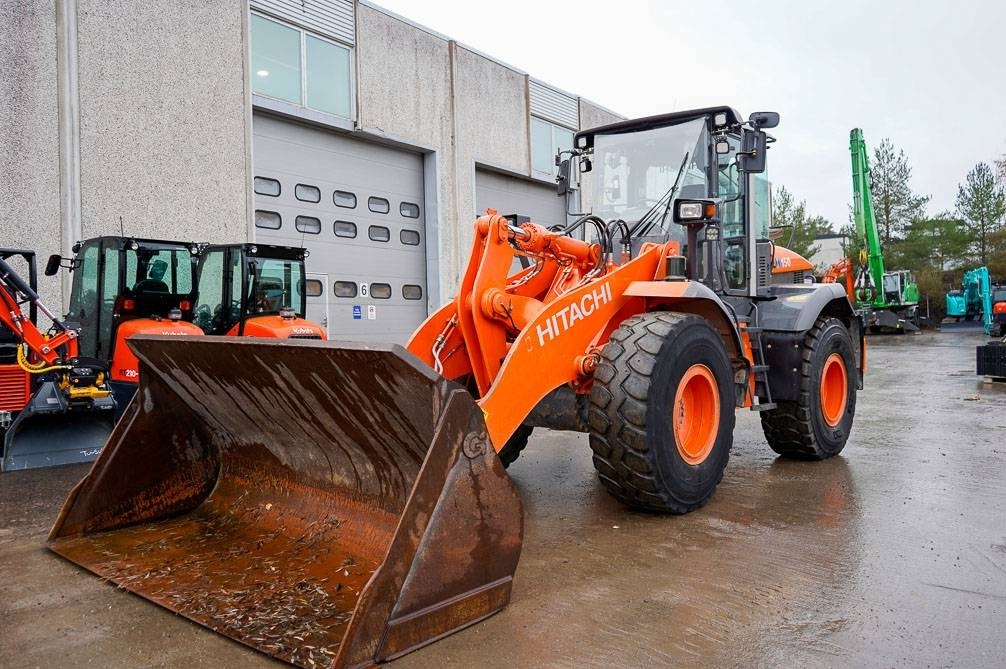 Hitachi ZW150 PITKÄT AISAT, VAAKA - Gumikerekes homlokrakodó: 2 kép. Hitachi ZW150 PITKÄT AISAT, VAAKA - Gumikerekes homlokrakodó: 2 kép.
