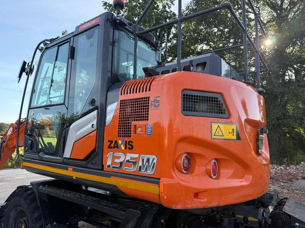Gumikerekes kotró Hitachi ZX 135 W-7: 10 kép.