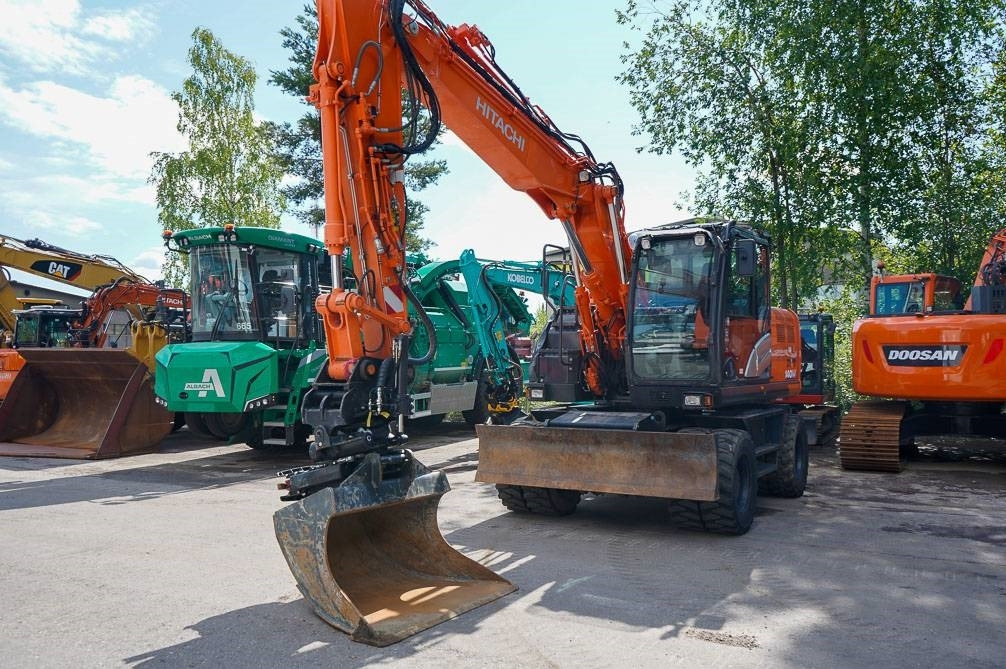 Hitachi ZX 140 W-6 - Gumikerekes kotró: 3 kép. Hitachi ZX 140 W-6 - Gumikerekes kotró: 3 kép.