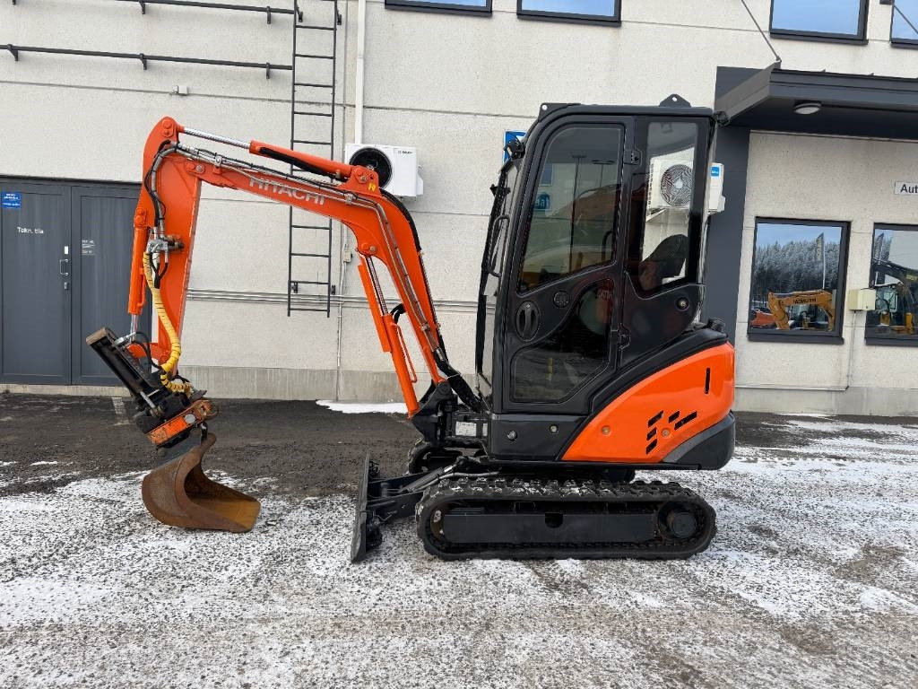 Hitachi ZX 18-3 CLR Kallistaja ja pyöritys - Minikotró: 1 kép. Hitachi ZX 18-3 CLR Kallistaja ja pyöritys - Minikotró: 1 kép.
