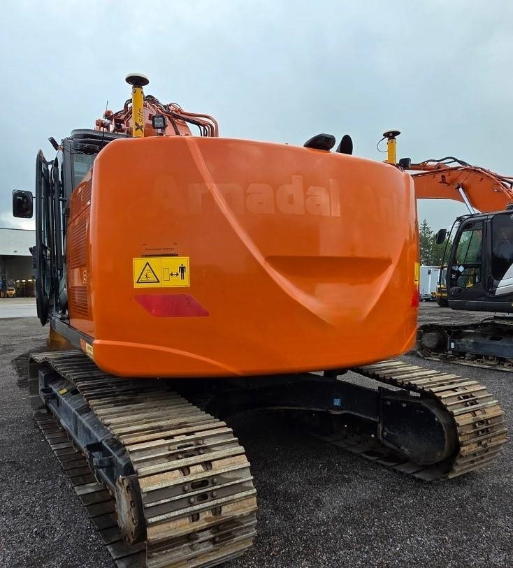 Hitachi ZX 225 US R LC-6 - Lánctalpas kotró: 2 kép. Hitachi ZX 225 US R LC-6 - Lánctalpas kotró: 2 kép.