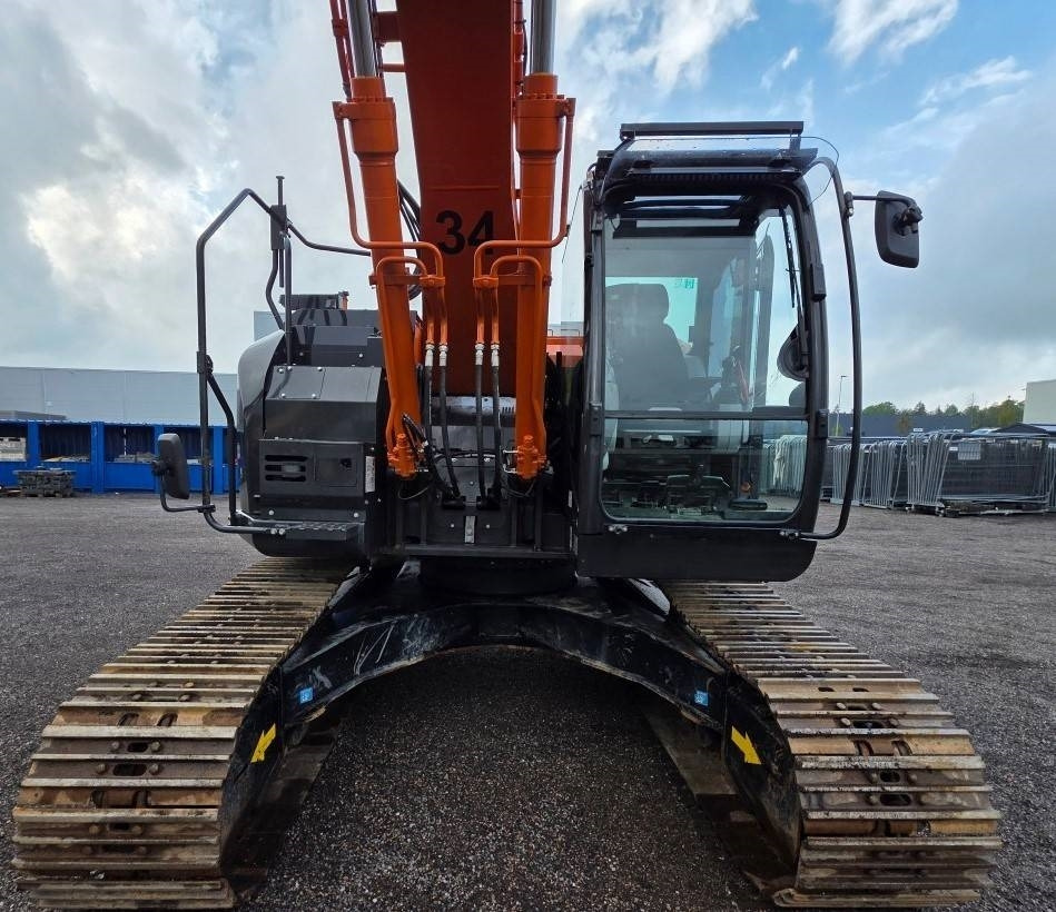 Hitachi ZX 225 US R LC-6 - Lánctalpas kotró: 4 kép. Hitachi ZX 225 US R LC-6 - Lánctalpas kotró: 4 kép.