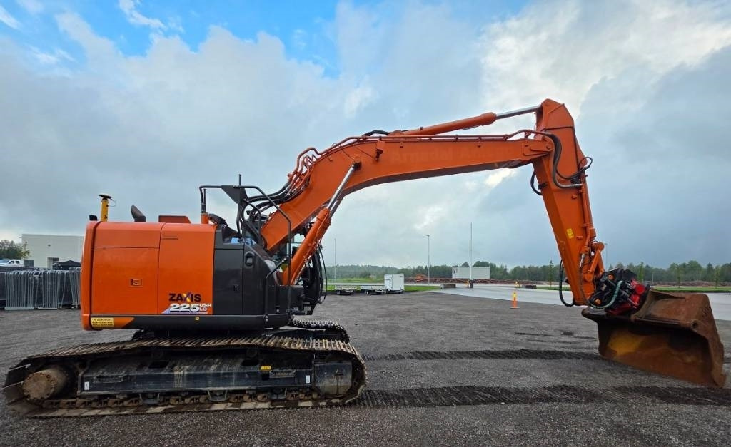 Hitachi ZX 225 US R LC-6 - Lánctalpas kotró: 3 kép. Hitachi ZX 225 US R LC-6 - Lánctalpas kotró: 3 kép.