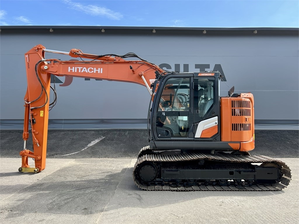 Hitachi ZX135US-7 - Lánctalpas kotró: 1 kép. Hitachi ZX135US-7 - Lánctalpas kotró: 1 kép.