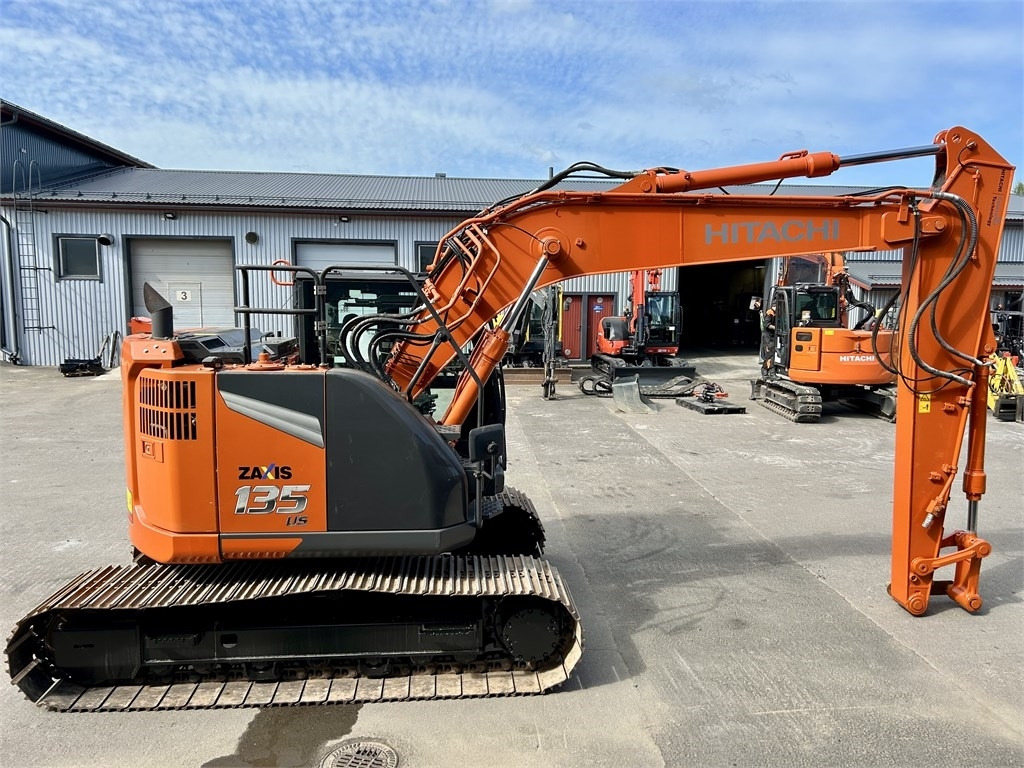 Hitachi ZX135US-7 - Lánctalpas kotró: 5 kép. Hitachi ZX135US-7 - Lánctalpas kotró: 5 kép.