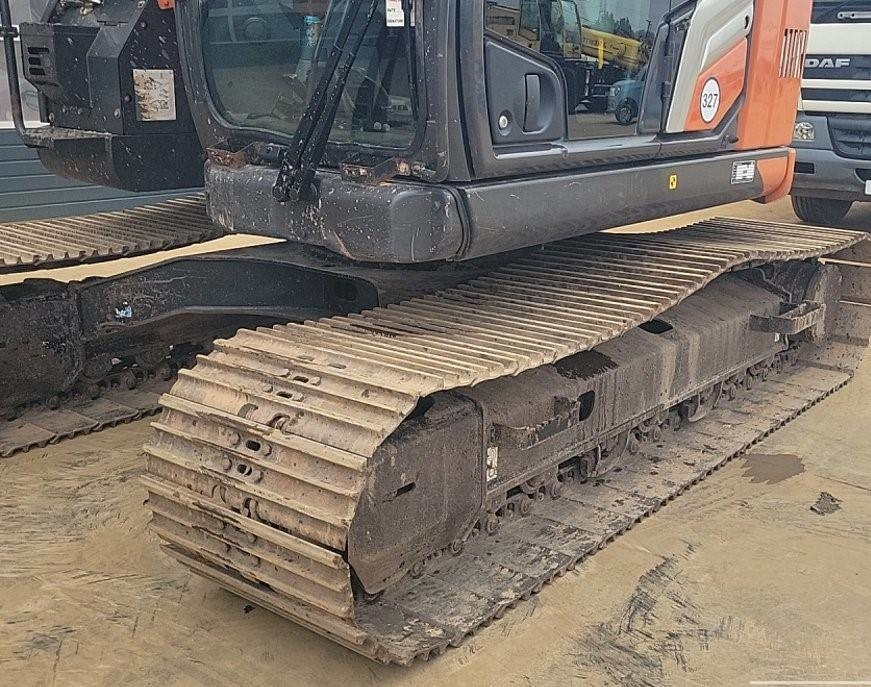 Hitachi ZX135US-7 - Lánctalpas kotró: 5 kép. Hitachi ZX135US-7 - Lánctalpas kotró: 5 kép.