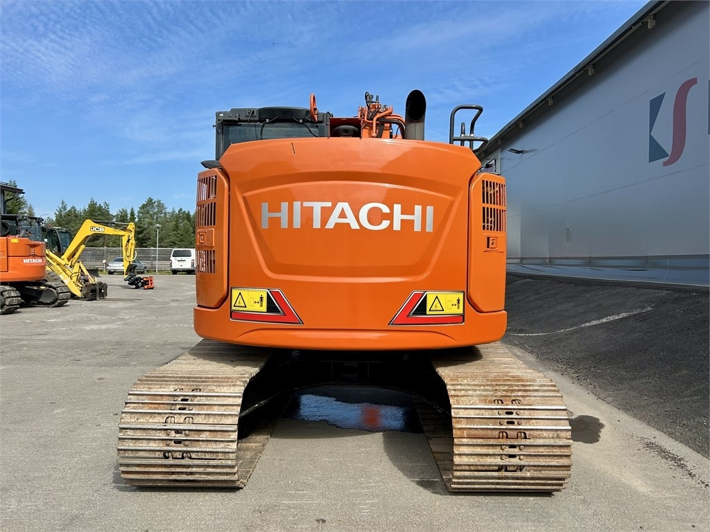 Hitachi ZX135US-7 - Lánctalpas kotró: 3 kép. Hitachi ZX135US-7 - Lánctalpas kotró: 3 kép.
