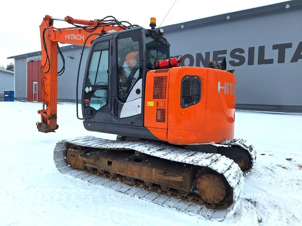 Hitachi ZX135USB-5 RASVARILLA - Lánctalpas kotró: 2 kép. Hitachi ZX135USB-5 RASVARILLA - Lánctalpas kotró: 2 kép.