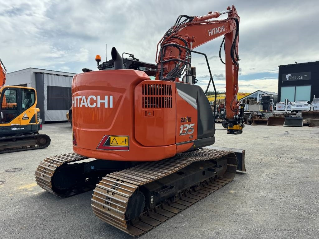 Hitachi ZX135USBL-7 PYÖRITTÄJÄLLÄ - Lánctalpas kotró: 5 kép. Hitachi ZX135USBL-7 PYÖRITTÄJÄLLÄ - Lánctalpas kotró: 5 kép.