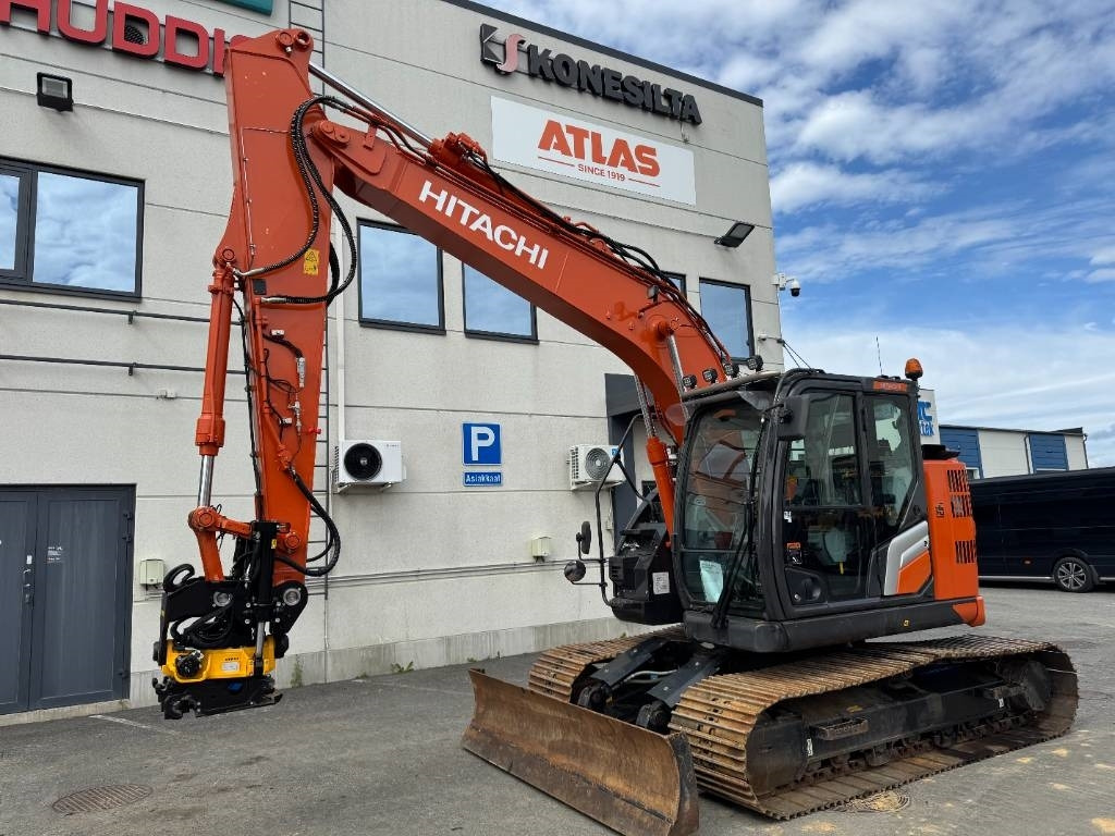 Hitachi ZX135USBL-7 PYÖRITTÄJÄLLÄ - Lánctalpas kotró: 2 kép. Hitachi ZX135USBL-7 PYÖRITTÄJÄLLÄ - Lánctalpas kotró: 2 kép.