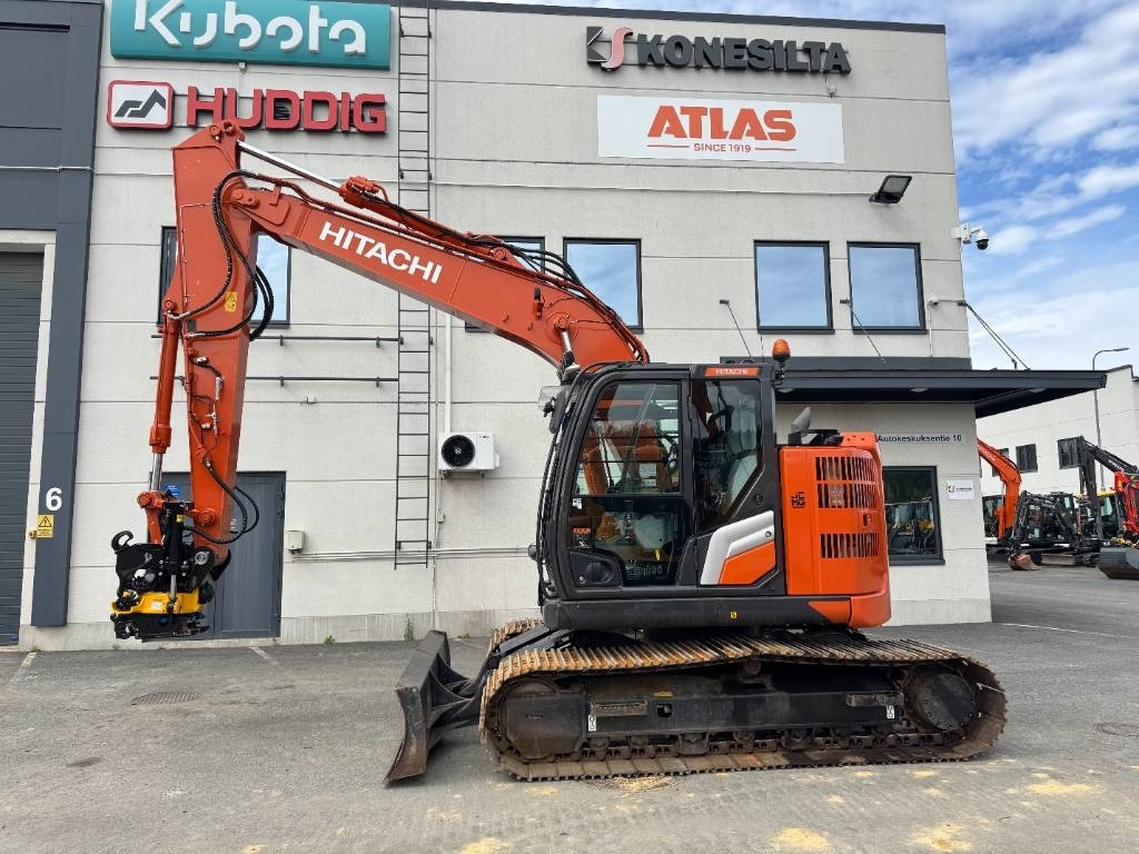 Hitachi ZX135USBL-7 PYÖRITTÄJÄLLÄ - Lánctalpas kotró: 1 kép. Hitachi ZX135USBL-7 PYÖRITTÄJÄLLÄ - Lánctalpas kotró: 1 kép.