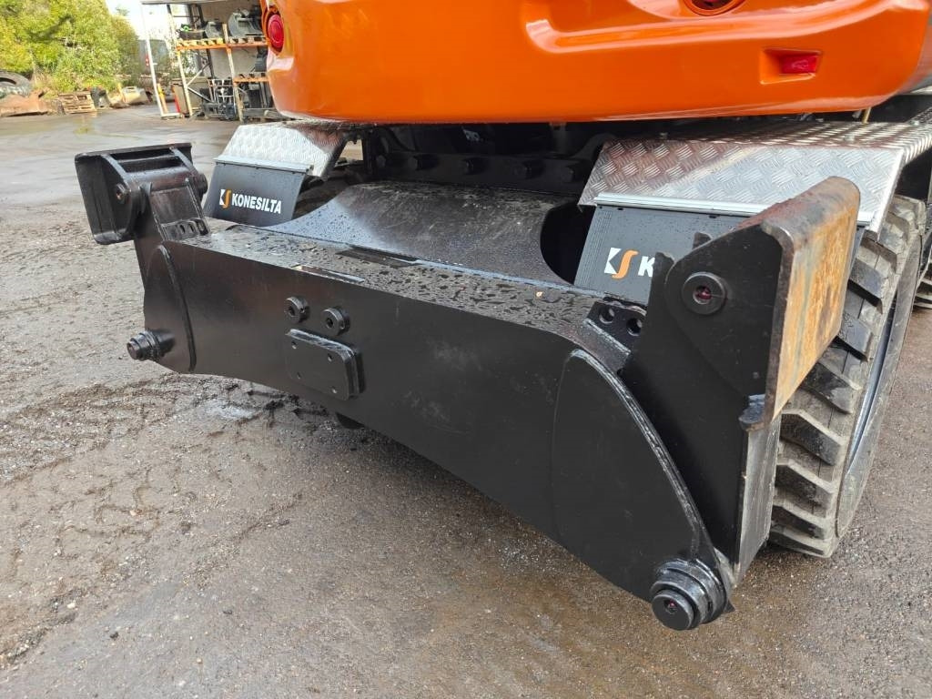 Hitachi ZX135W-7 VARUSTELTU - Gumikerekes kotró: 3 kép. Hitachi ZX135W-7 VARUSTELTU - Gumikerekes kotró: 3 kép.
