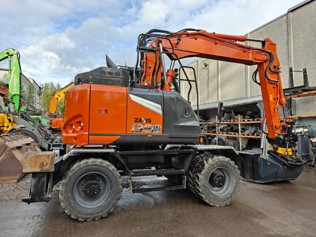Hitachi ZX135W-7 VARUSTELTU - Gumikerekes kotró: 5 kép. Hitachi ZX135W-7 VARUSTELTU - Gumikerekes kotró: 5 kép.