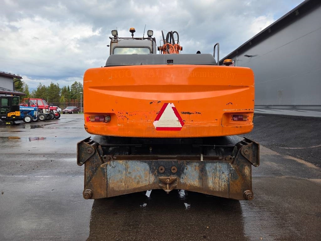 Hitachi ZX160 W PYÖRITTÄJÄLLÄ - Gumikerekes kotró: 3 kép. Hitachi ZX160 W PYÖRITTÄJÄLLÄ - Gumikerekes kotró: 3 kép.