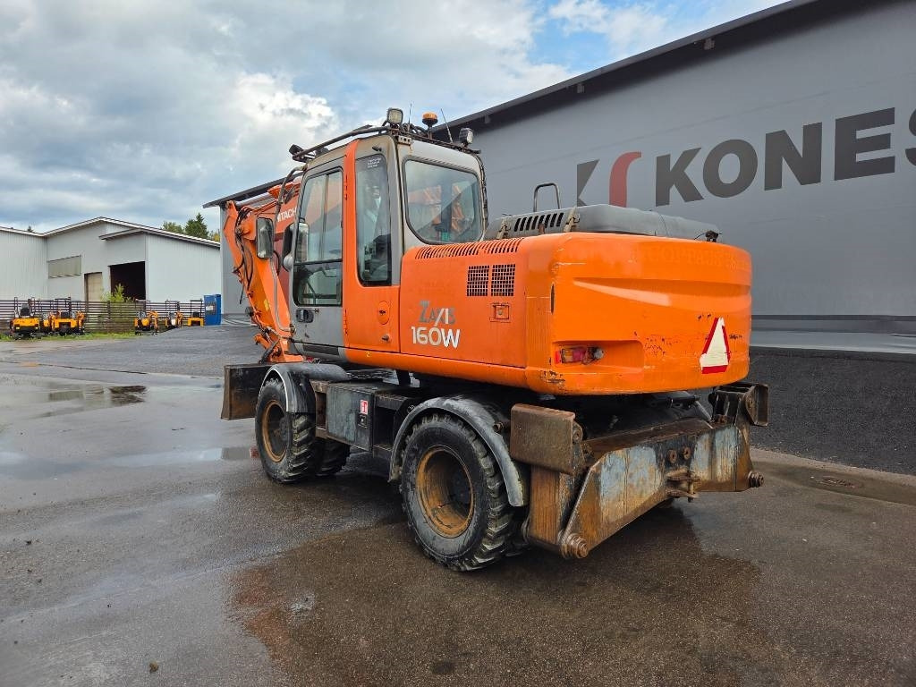 Hitachi ZX160 W PYÖRITTÄJÄLLÄ - Gumikerekes kotró: 2 kép. Hitachi ZX160 W PYÖRITTÄJÄLLÄ - Gumikerekes kotró: 2 kép.