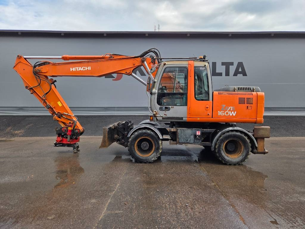 Hitachi ZX160 W PYÖRITTÄJÄLLÄ - Gumikerekes kotró: 1 kép. Hitachi ZX160 W PYÖRITTÄJÄLLÄ - Gumikerekes kotró: 1 kép.