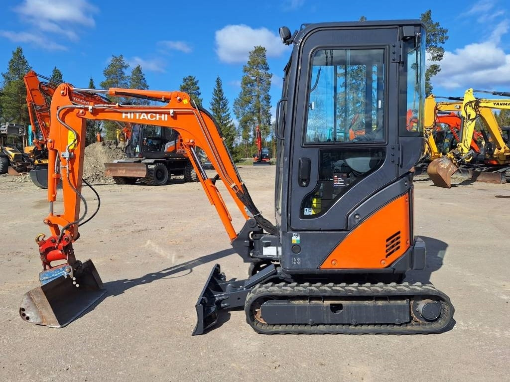 Hitachi ZX17U-2 KALLISTAJA+4-KAUHAA - Minikotró: 1 kép. Hitachi ZX17U-2 KALLISTAJA+4-KAUHAA - Minikotró: 1 kép.