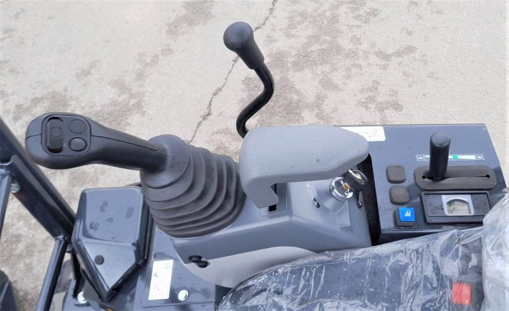 Hitachi ZX17U-6 KALLISTAJALLA - Minikotró: 3 kép. Hitachi ZX17U-6 KALLISTAJALLA - Minikotró: 3 kép.