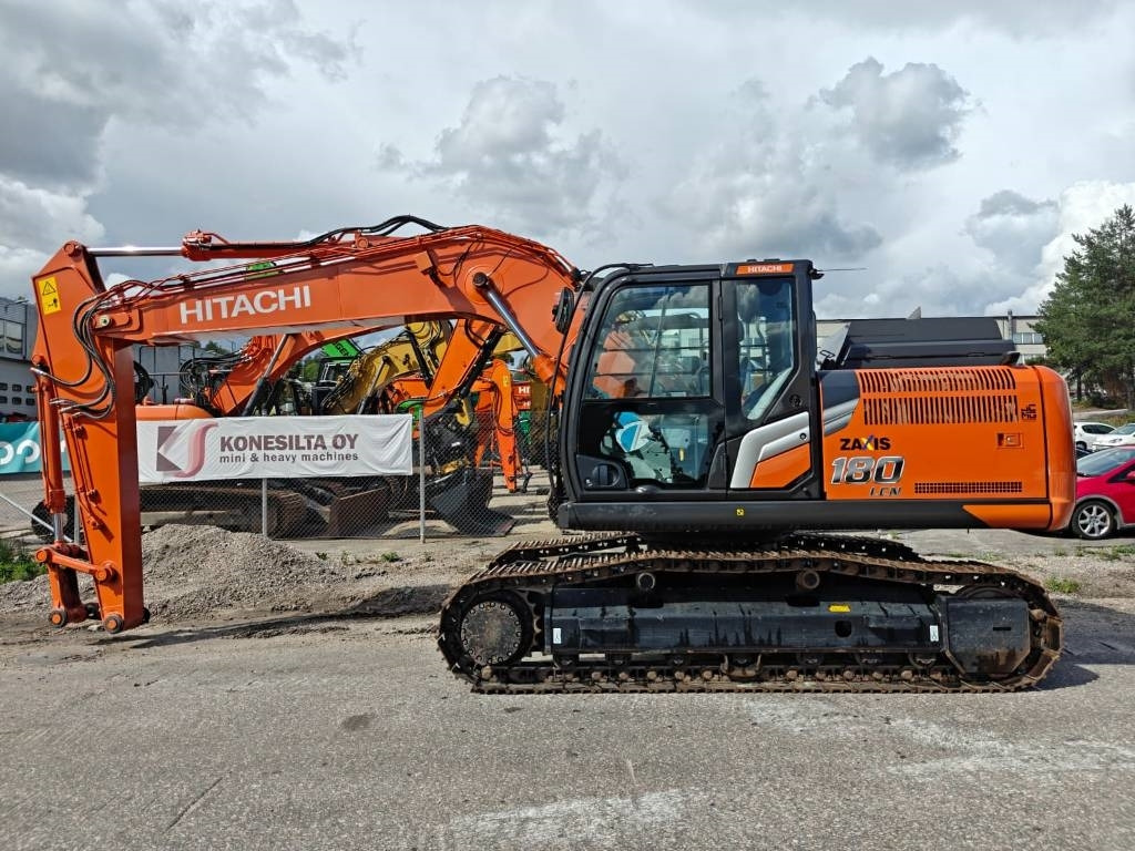 Hitachi ZX180LCN-7 - Lánctalpas kotró: 2 kép. Hitachi ZX180LCN-7 - Lánctalpas kotró: 2 kép.