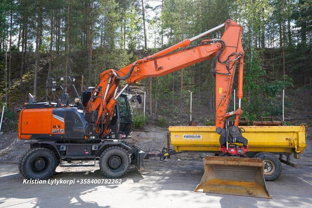 Hitachi ZX180W-7 HUIPPUVARUSTEET STAGE 5 - Gumikerekes kotró: 1 kép. Hitachi ZX180W-7 HUIPPUVARUSTEET STAGE 5 - Gumikerekes kotró: 1 kép.