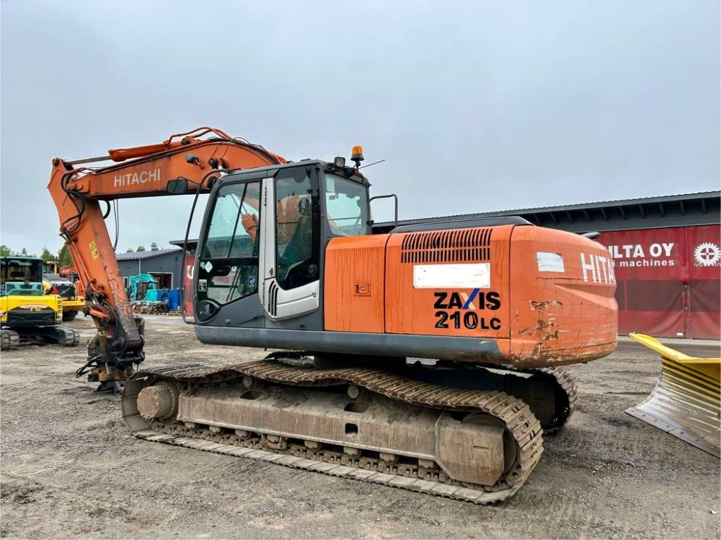 Hitachi ZX210LC-3 - Lánctalpas kotró: 2 kép. Hitachi ZX210LC-3 - Lánctalpas kotró: 2 kép.