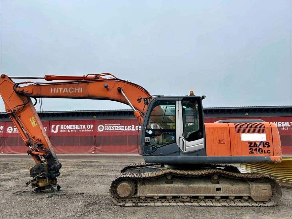 Hitachi ZX210LC-3 - Lánctalpas kotró: 1 kép. Hitachi ZX210LC-3 - Lánctalpas kotró: 1 kép.