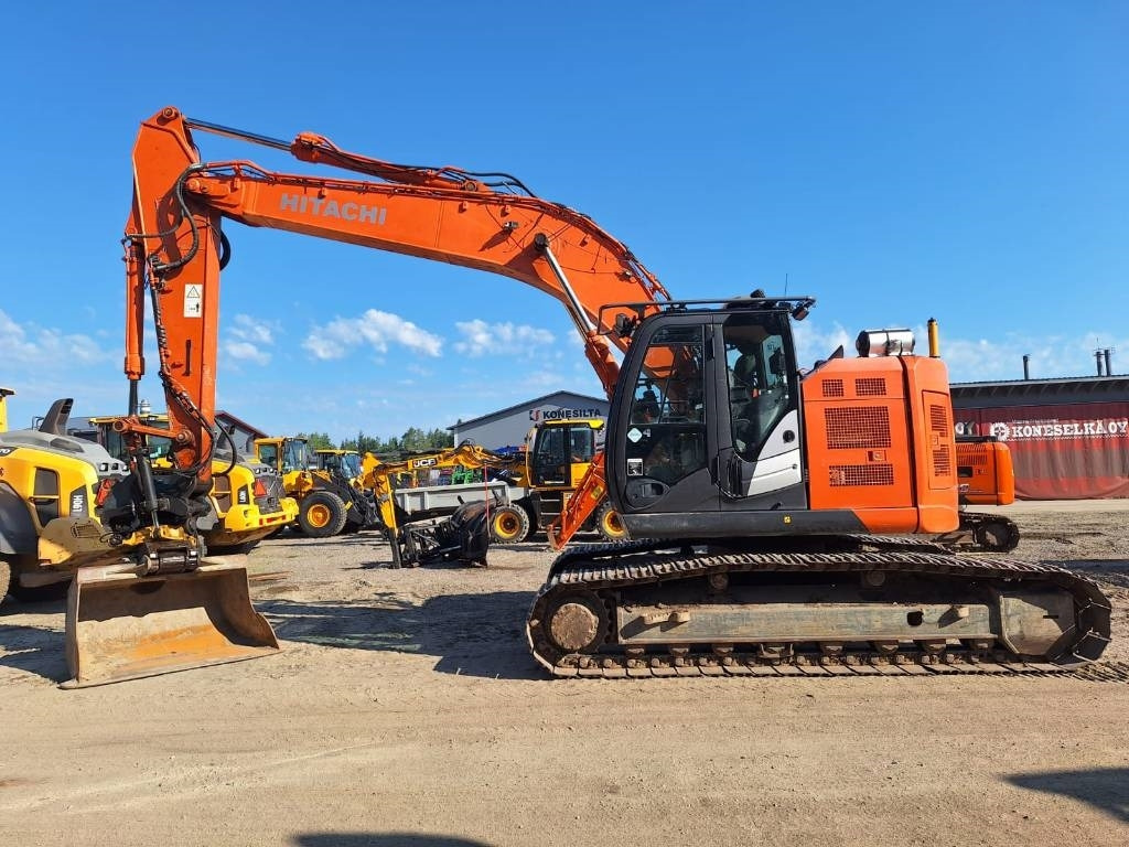Hitachi ZX225USLC-5 - Lánctalpas kotró: 1 kép. Hitachi ZX225USLC-5 - Lánctalpas kotró: 1 kép.