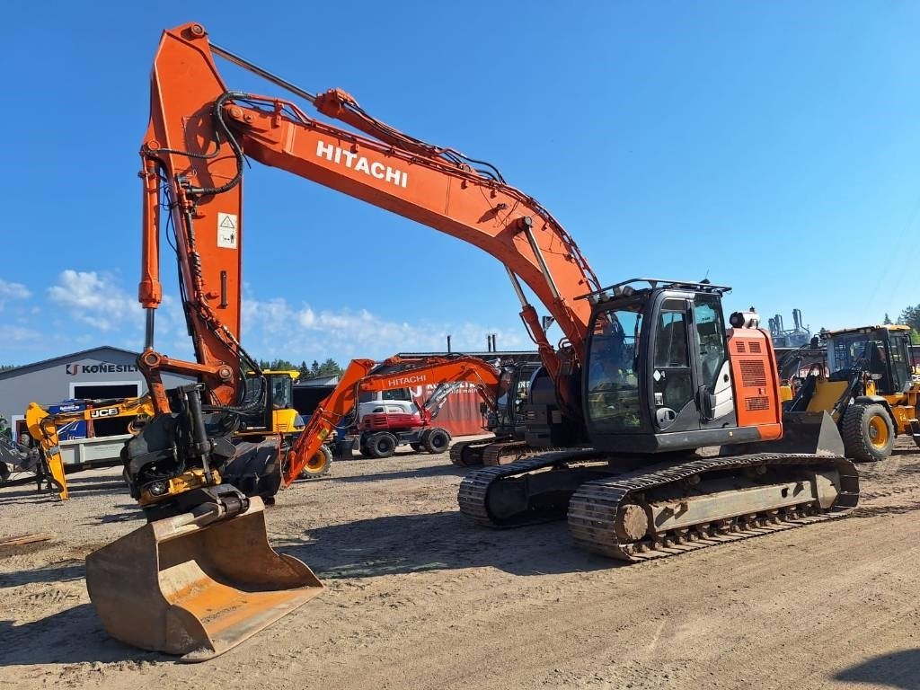 Hitachi ZX225USLC-5 - Lánctalpas kotró: 3 kép. Hitachi ZX225USLC-5 - Lánctalpas kotró: 3 kép.