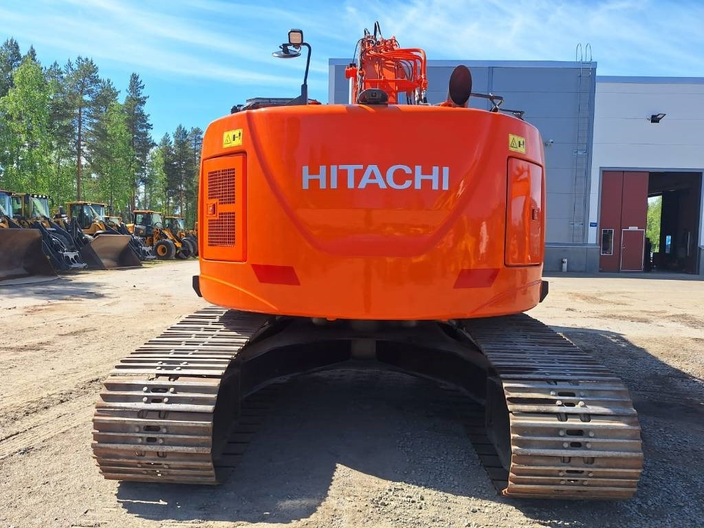 Hitachi ZX225USLC-5 PYÖRITTÄJÄ+PIHDIT YM. - Lánctalpas kotró: 3 kép. Hitachi ZX225USLC-5 PYÖRITTÄJÄ+PIHDIT YM. - Lánctalpas kotró: 3 kép.