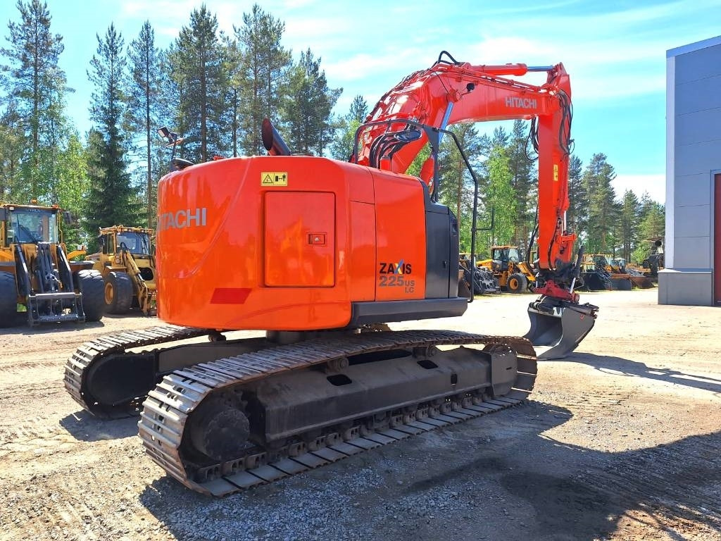 Hitachi ZX225USLC-5 PYÖRITTÄJÄ+PIHDIT YM. - Lánctalpas kotró: 4 kép. Hitachi ZX225USLC-5 PYÖRITTÄJÄ+PIHDIT YM. - Lánctalpas kotró: 4 kép.