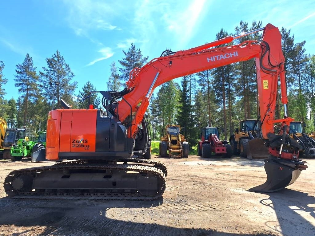 Hitachi ZX225USLC-5 PYÖRITTÄJÄ+PIHDIT YM. - Lánctalpas kotró: 5 kép. Hitachi ZX225USLC-5 PYÖRITTÄJÄ+PIHDIT YM. - Lánctalpas kotró: 5 kép.