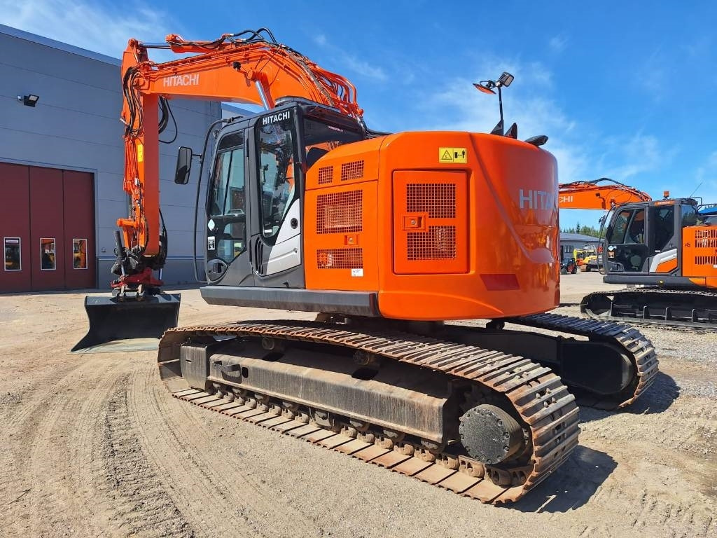 Hitachi ZX225USLC-5 PYÖRITTÄJÄ+PIHDIT YM. - Lánctalpas kotró: 2 kép. Hitachi ZX225USLC-5 PYÖRITTÄJÄ+PIHDIT YM. - Lánctalpas kotró: 2 kép.