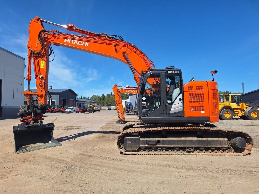 Hitachi ZX225USLC-5 PYÖRITTÄJÄ+PIHDIT YM. - Lánctalpas kotró: 1 kép. Hitachi ZX225USLC-5 PYÖRITTÄJÄ+PIHDIT YM. - Lánctalpas kotró: 1 kép.