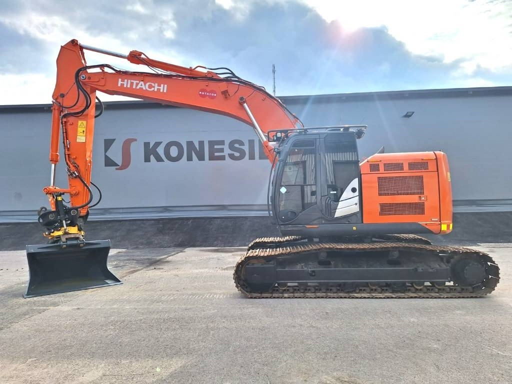 Hitachi ZX225USLC-5 PYÖRITTÄJÄLLÄ - Lánctalpas kotró: 1 kép. Hitachi ZX225USLC-5 PYÖRITTÄJÄLLÄ - Lánctalpas kotró: 1 kép.