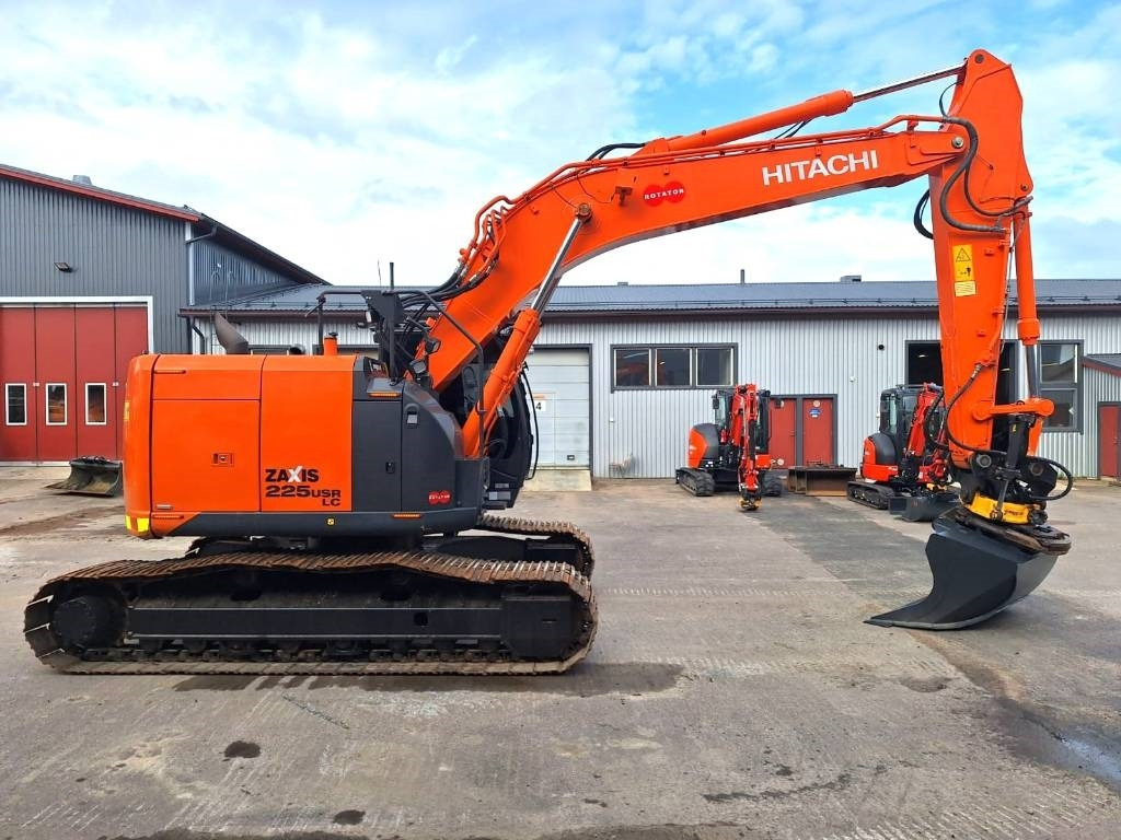 Hitachi ZX225USLC-5 PYÖRITTÄJÄLLÄ - Lánctalpas kotró: 5 kép. Hitachi ZX225USLC-5 PYÖRITTÄJÄLLÄ - Lánctalpas kotró: 5 kép.