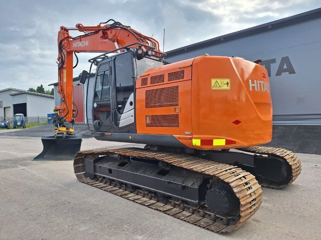 Hitachi ZX225USLC-5 PYÖRITTÄJÄLLÄ - Lánctalpas kotró: 2 kép. Hitachi ZX225USLC-5 PYÖRITTÄJÄLLÄ - Lánctalpas kotró: 2 kép.