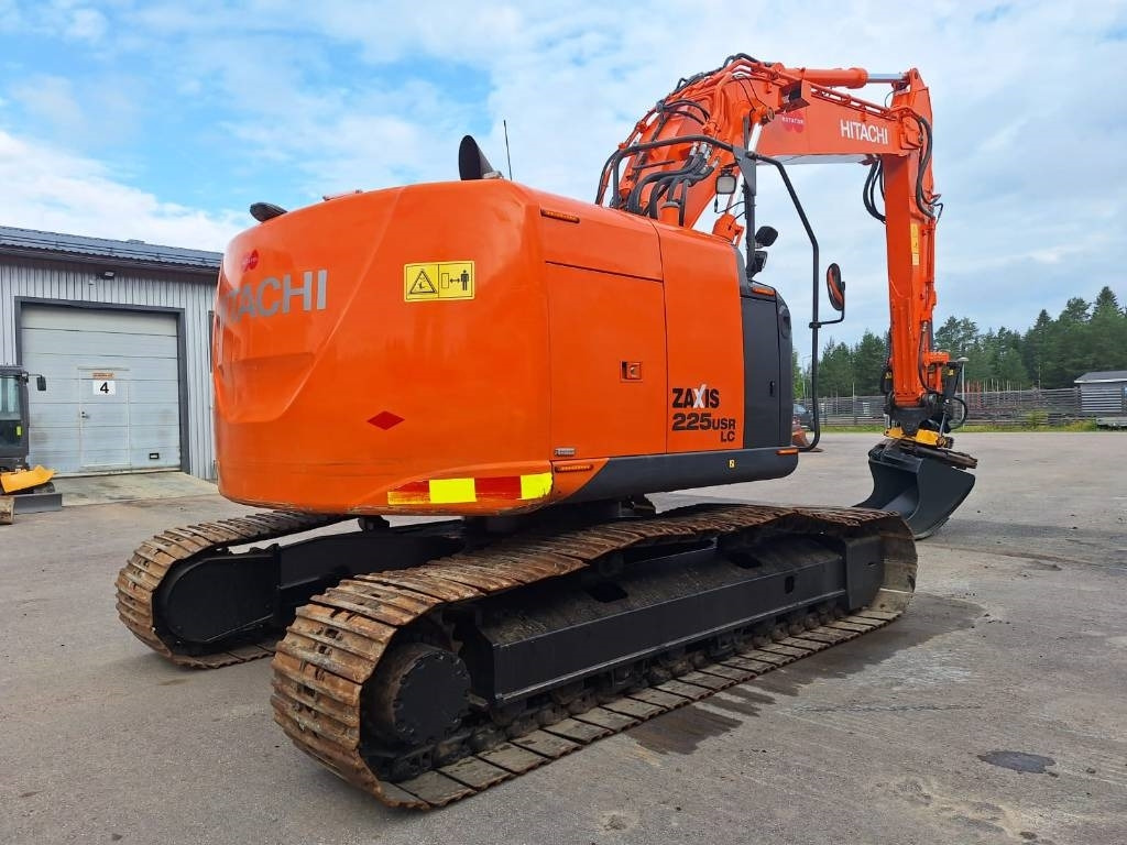 Hitachi ZX225USLC-5 PYÖRITTÄJÄLLÄ - Lánctalpas kotró: 4 kép. Hitachi ZX225USLC-5 PYÖRITTÄJÄLLÄ - Lánctalpas kotró: 4 kép.