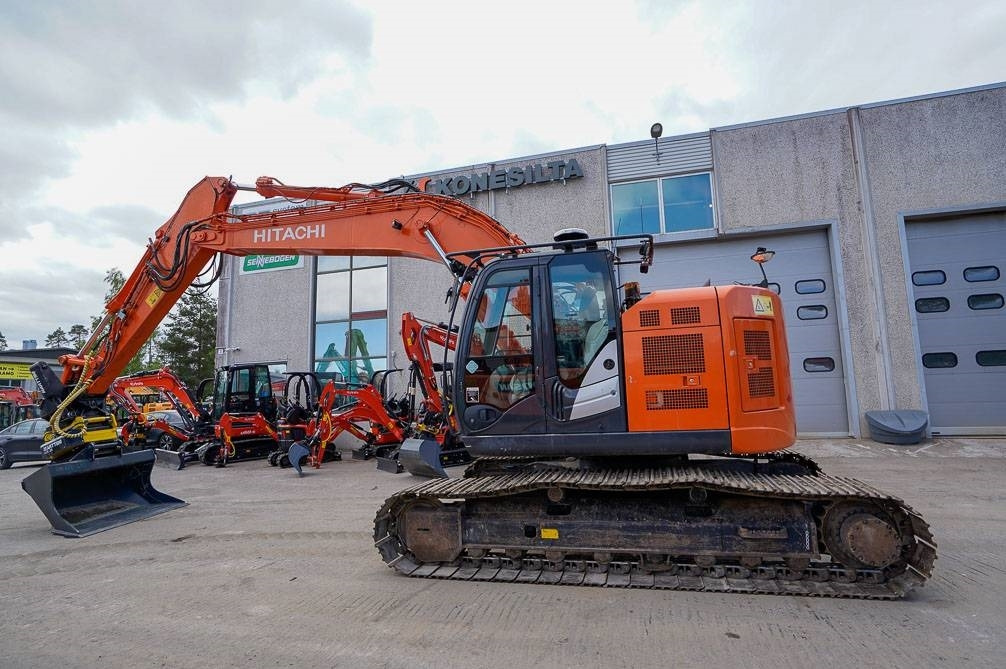 Hitachi ZX225USLC-5B MARTTIINILLA - Lánctalpas kotró: 1 kép. Hitachi ZX225USLC-5B MARTTIINILLA - Lánctalpas kotró: 1 kép.