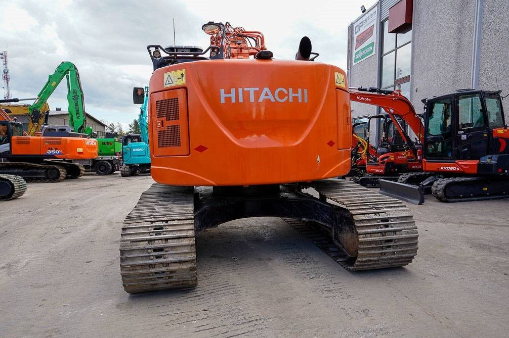 Hitachi ZX225USLC-5B MARTTIINILLA - Lánctalpas kotró: 4 kép. Hitachi ZX225USLC-5B MARTTIINILLA - Lánctalpas kotró: 4 kép.