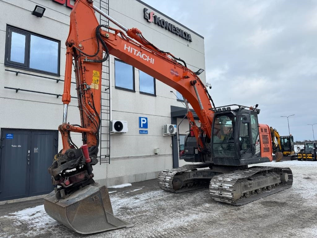 Hitachi ZX225USLC-5B PYÖRITTÄJÄLLÄ - Lánctalpas kotró: 2 kép. Hitachi ZX225USLC-5B PYÖRITTÄJÄLLÄ - Lánctalpas kotró: 2 kép.