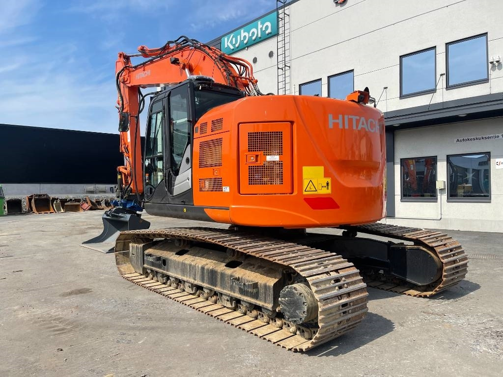 Hitachi ZX225USLC-6 PYÖRITTÄJÄLLÄ - Lánctalpas kotró: 2 kép. Hitachi ZX225USLC-6 PYÖRITTÄJÄLLÄ - Lánctalpas kotró: 2 kép.