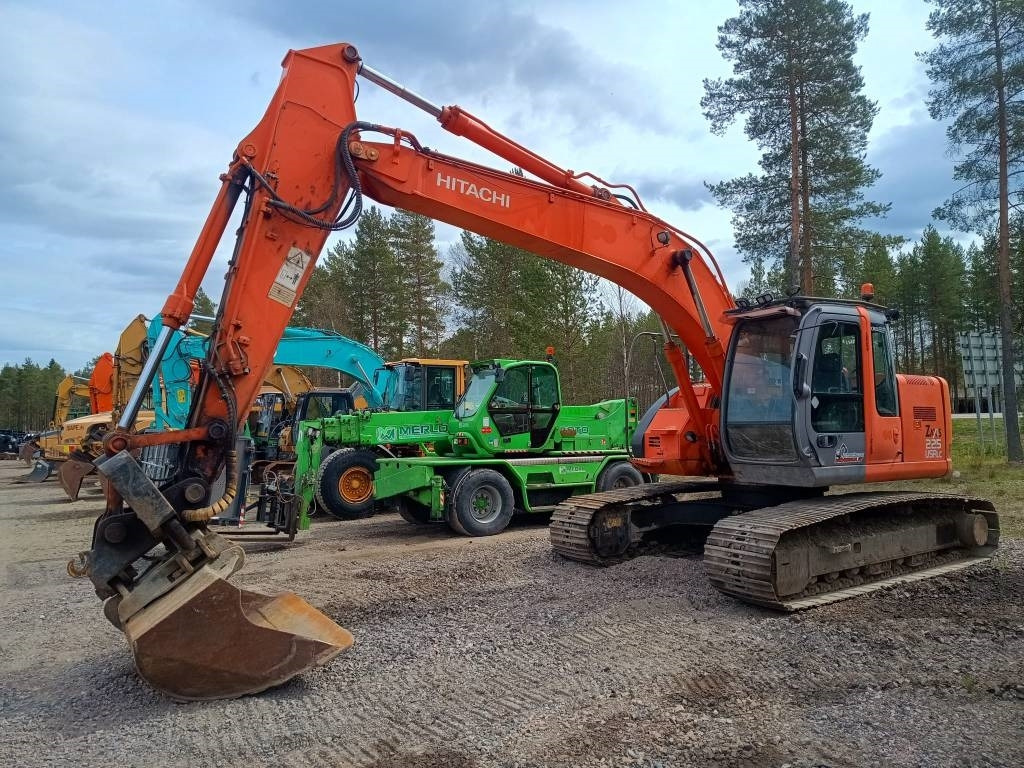 Hitachi ZX225USR KALLISTAJALLA - Lánctalpas kotró: 1 kép. Hitachi ZX225USR KALLISTAJALLA - Lánctalpas kotró: 1 kép.