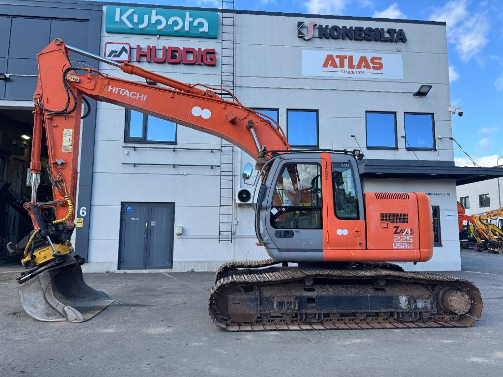 Hitachi ZX225USR PYÖRITTÄJÄLLÄ - Lánctalpas kotró: 1 kép. Hitachi ZX225USR PYÖRITTÄJÄLLÄ - Lánctalpas kotró: 1 kép.