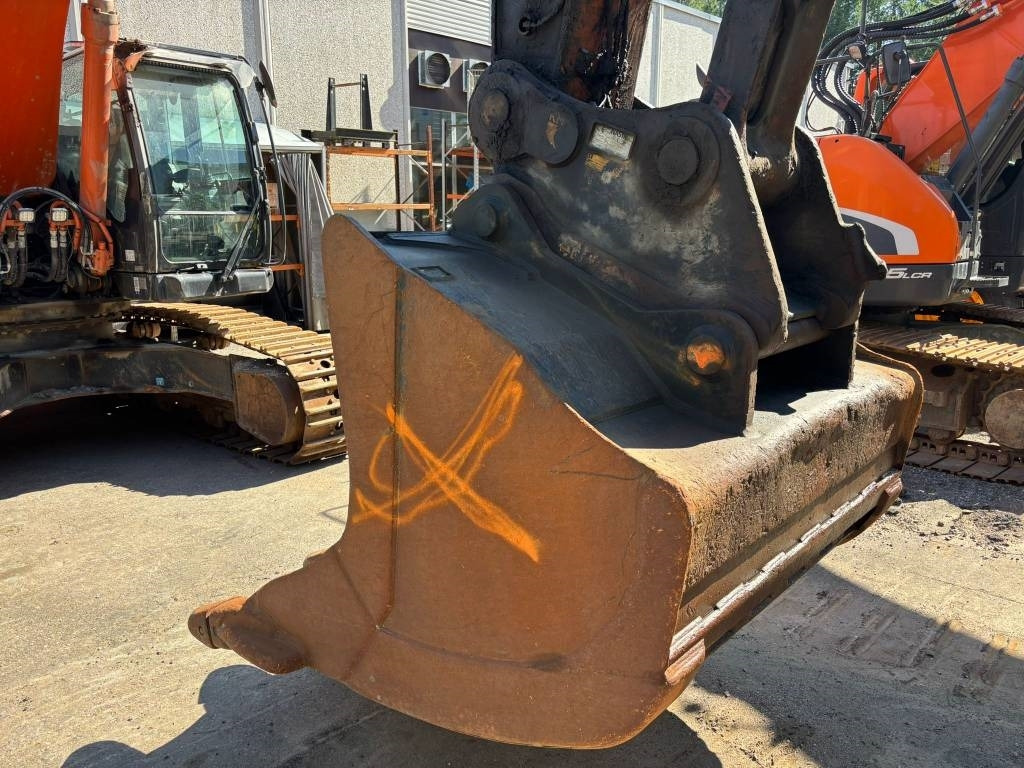 Hitachi ZX350LC-7 - Lánctalpas kotró: 5 kép. Hitachi ZX350LC-7 - Lánctalpas kotró: 5 kép.