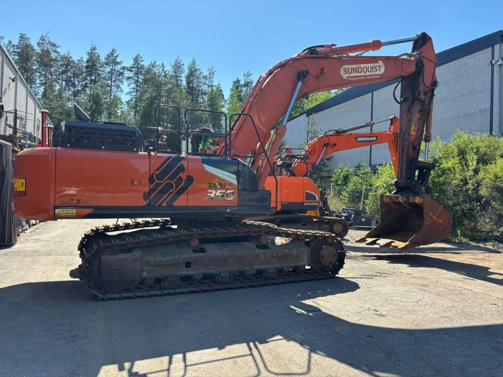 Hitachi ZX350LC-7 - Lánctalpas kotró: 4 kép. Hitachi ZX350LC-7 - Lánctalpas kotró: 4 kép.